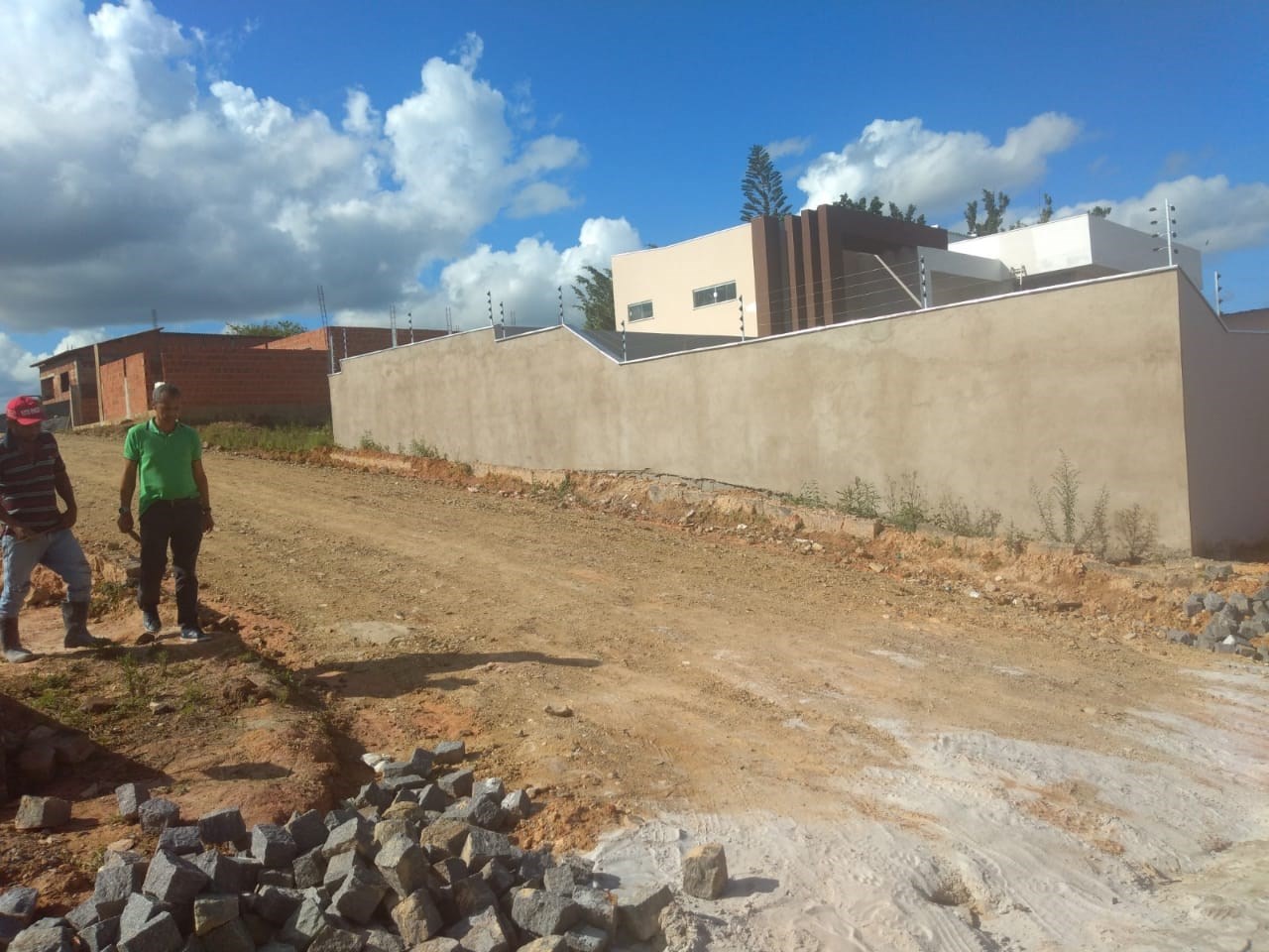 Camacã: Rua Ibicaraí no Bairro Nova Ipanema recebe calçamento
